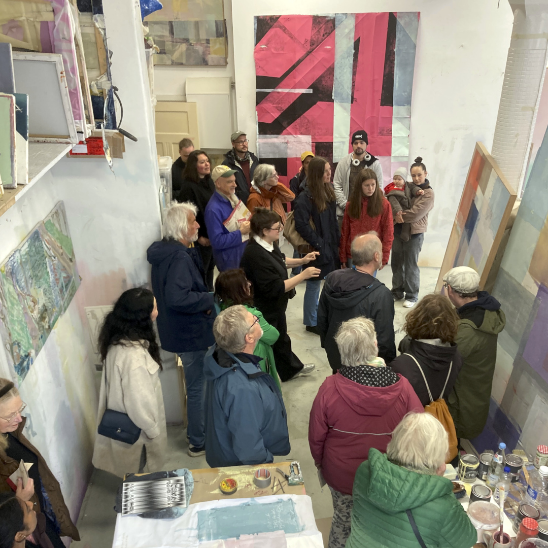 Interessierte an der Führcung der Ateliers in der Ateliergemeinschaft Casablanca