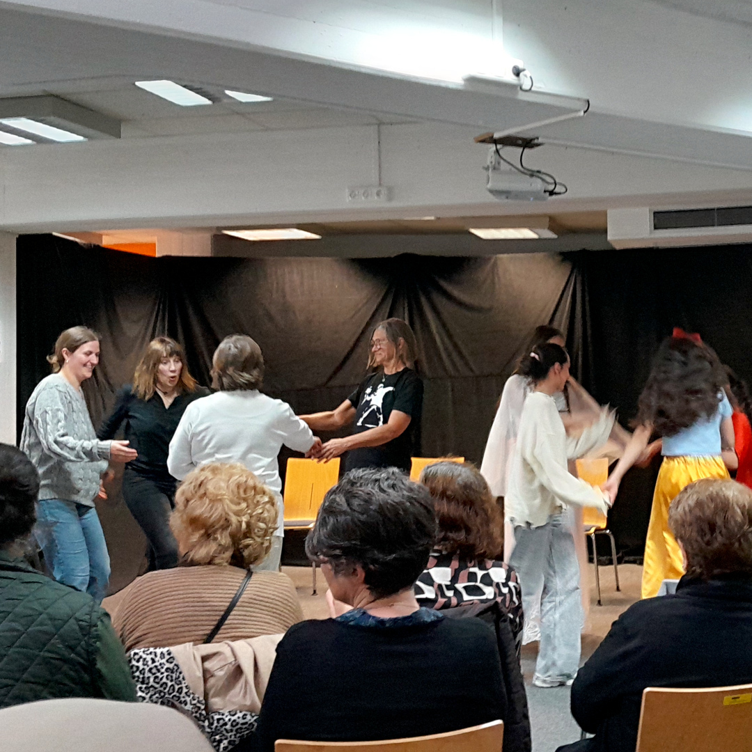 Theatertag, tanzende Menschen, Theatergruppe der Türkischen Gemeinde und Playback Theater